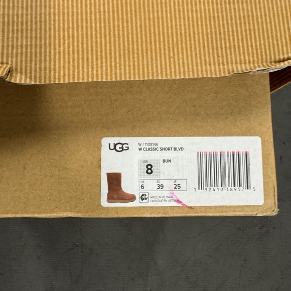 Brand New, Never Worn - UGG Women's Classic Short BLVD - Picture 2 of 7